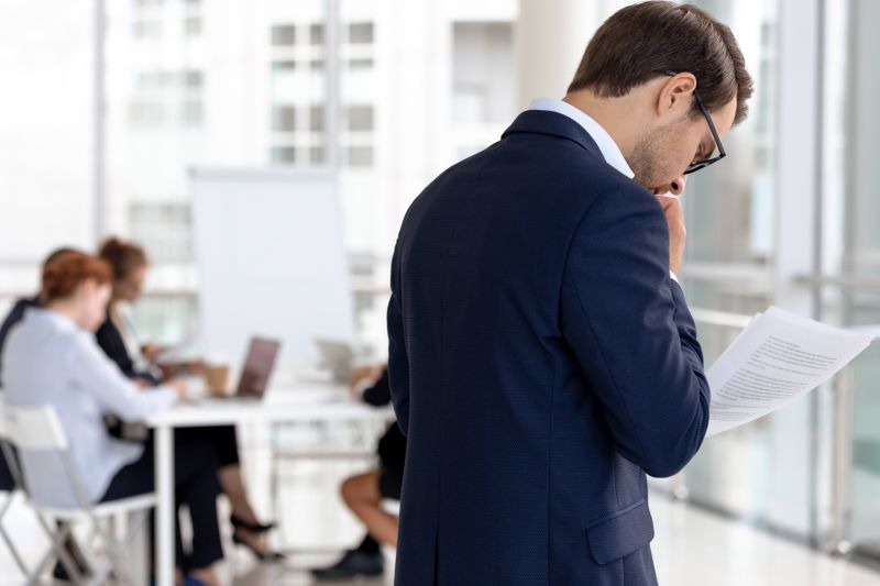 Teaches techniques to manage nervousness